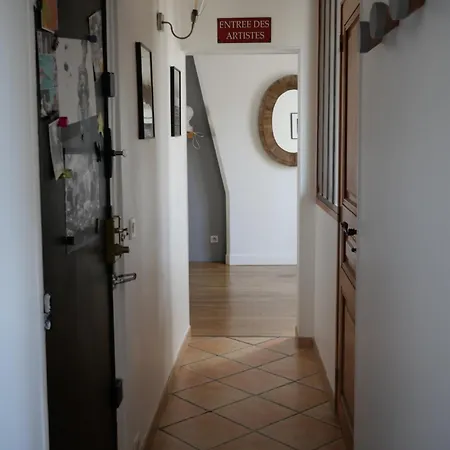Amazing 1 Bedroom At Abbesses Appartement Paris