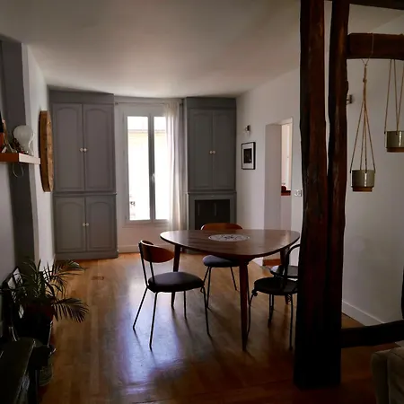 Amazing 1 Bedroom At Abbesses Appartement Paris